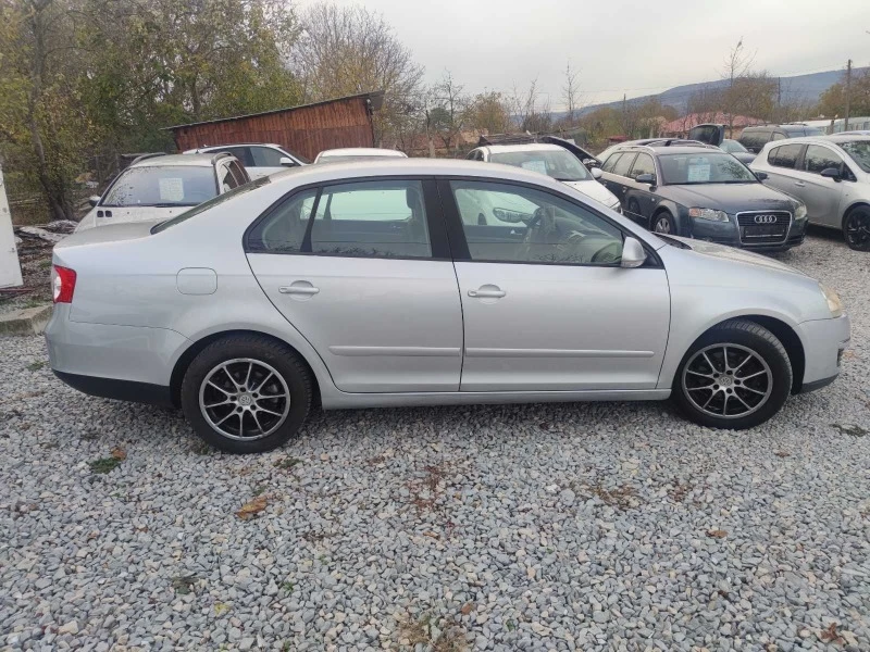 VW Jetta 1.6/102 кс стария мотор, снимка 5 - Автомобили и джипове - 43090436