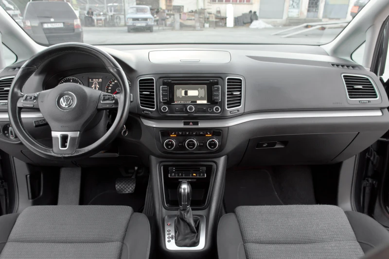 VW Sharan 2.0TDI - 140кс. - DSG - Start/Stop, снимка 13 - Автомобили и джипове - 47450353