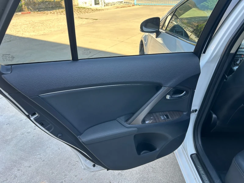 Toyota Avensis 2.0 D-4D 125 кс. TOP! ЛИЗИНГ, снимка 12 - Автомобили и джипове - 51525774