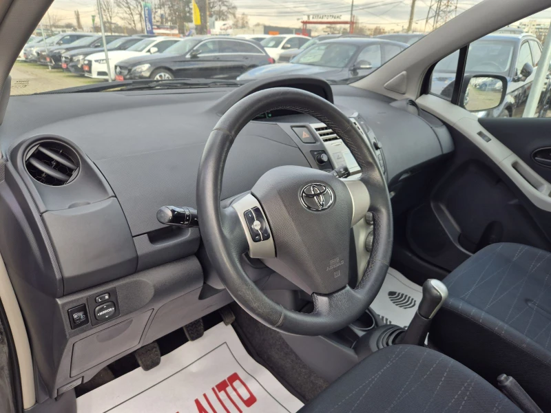 Toyota Yaris 1.3i, снимка 8 - Автомобили и джипове - 53121645