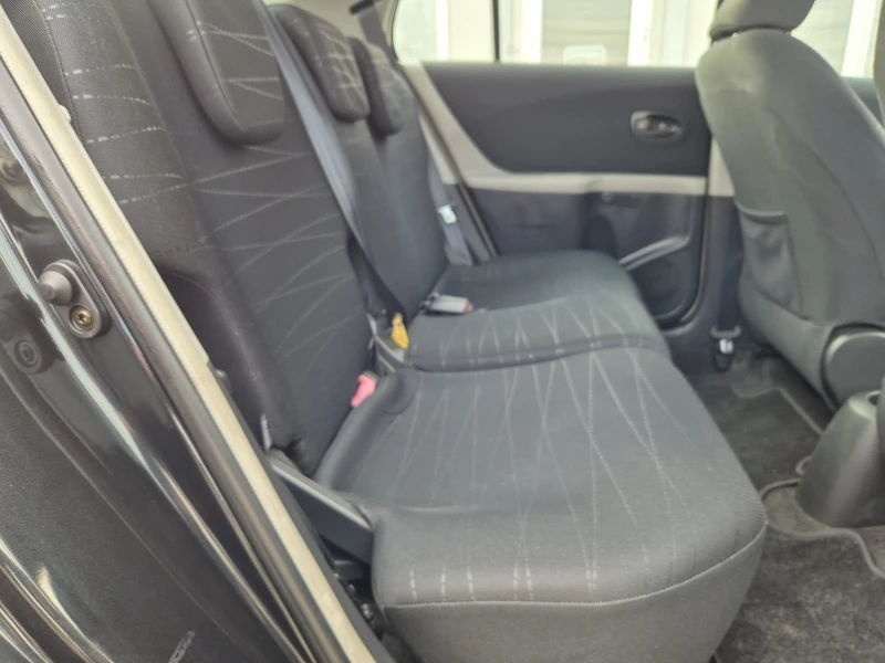 Toyota Yaris 1.3i, снимка 13 - Автомобили и джипове - 53121645