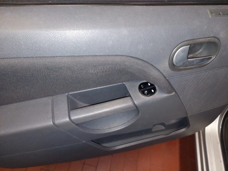 Ford Fiesta 1.4TDCI, 68кс, 03г, 5вр.173х.км.Италия, снимка 8 - Автомобили и джипове - 53283318