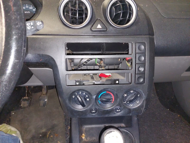 Ford Fiesta 1.4TDCI, 68кс, 03г, 5вр.173х.км.Италия, снимка 10 - Автомобили и джипове - 53283318