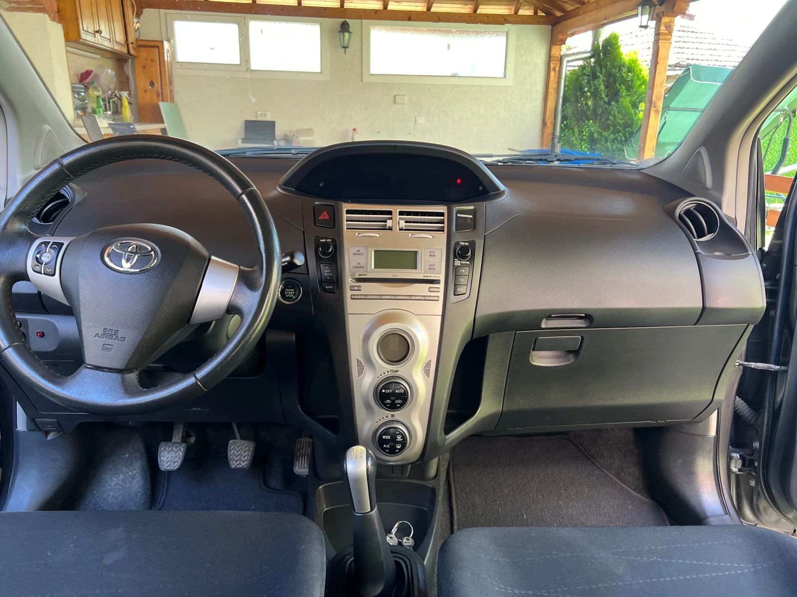 Toyota Yaris  1.33 VVT-i * ПЪРВИ СОБСТВЕНИК  - изображение 10