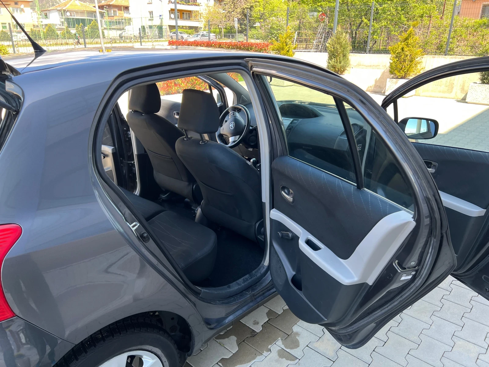Toyota Yaris  1.33 VVT-i * ПЪРВИ СОБСТВЕНИК  - изображение 9
