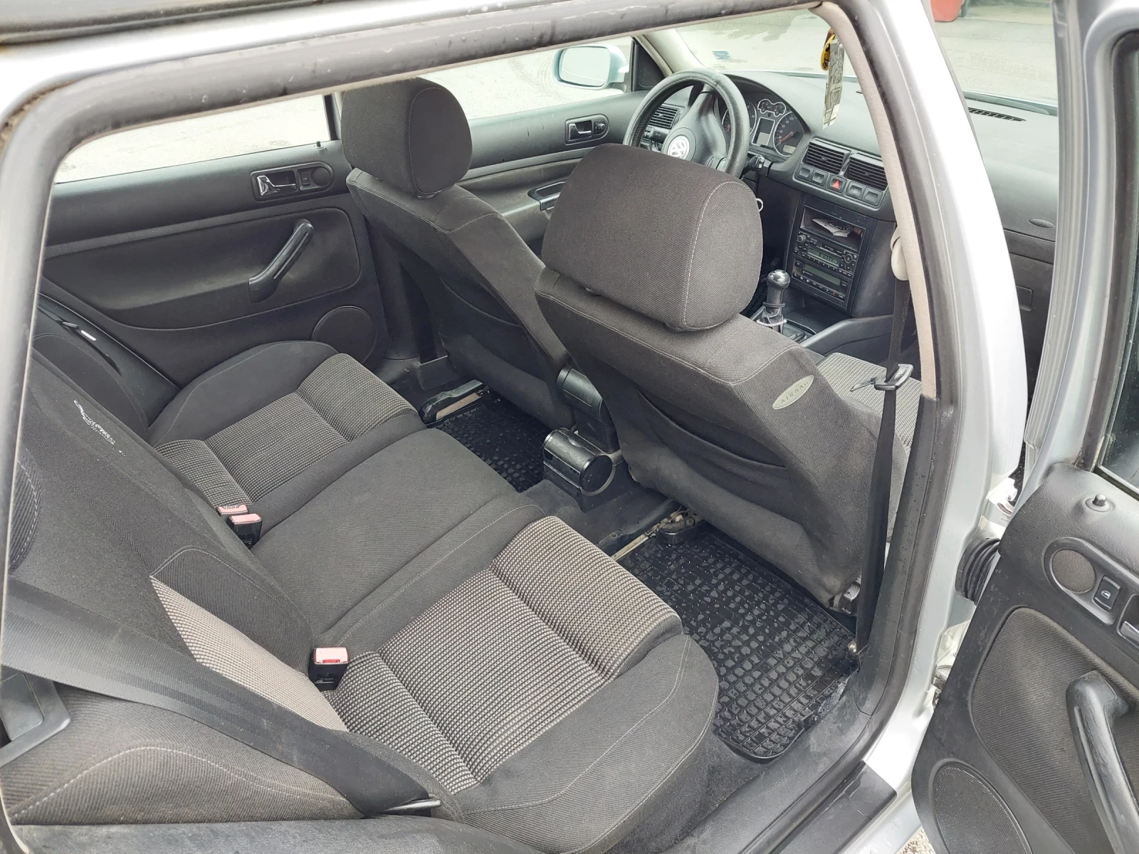 VW Golf 1.9 TDI, снимка 8 - Автомобили и джипове - 54478604
