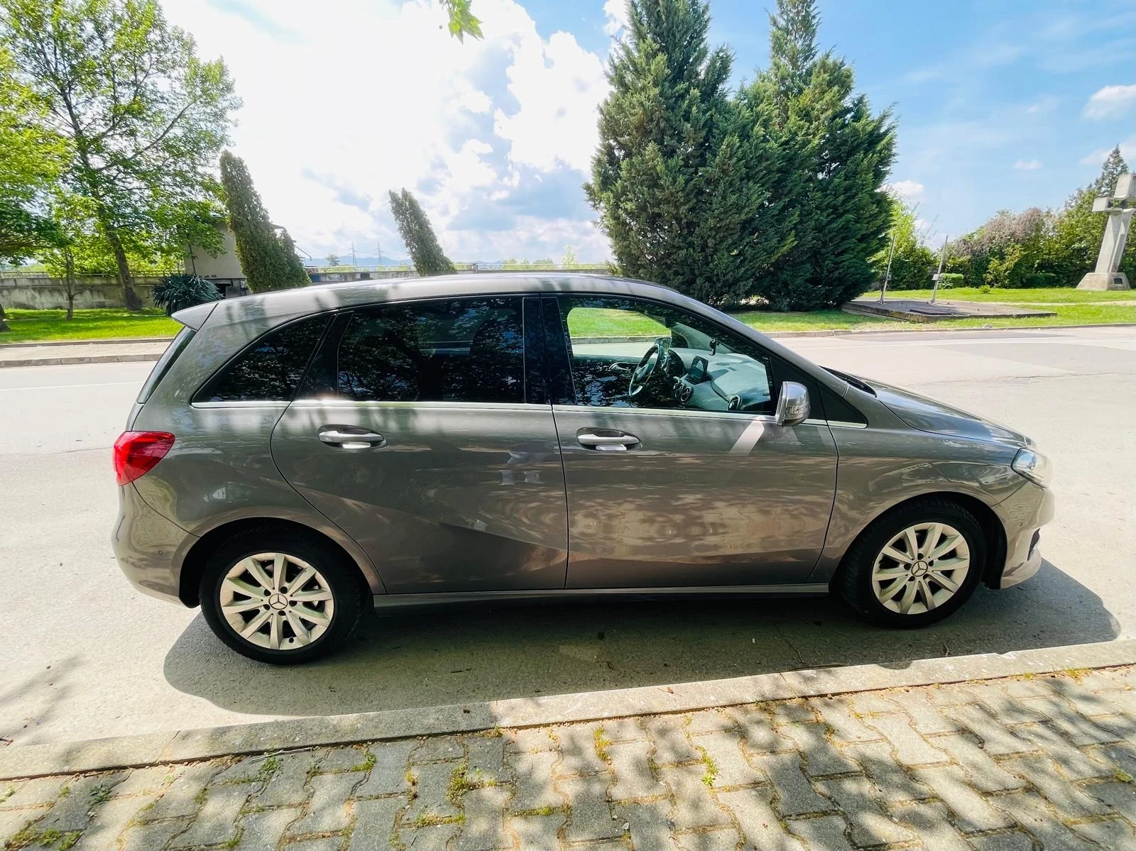 Mercedes-Benz B 180