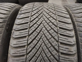 Гуми Всесезонни 225/40R18, снимка 3 - Гуми и джанти - 48563217