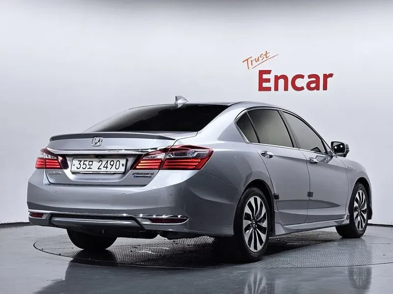 Honda Accord 2.0 Hybrid - САМО 30% АВАНС!, снимка 2 - Автомобили и джипове - 55660048