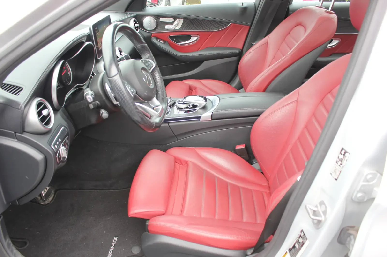 Mercedes-Benz C 43 AMG Burmester* Red Interior* 360* 2ключа, снимка 9 - Автомобили и джипове - 55646792