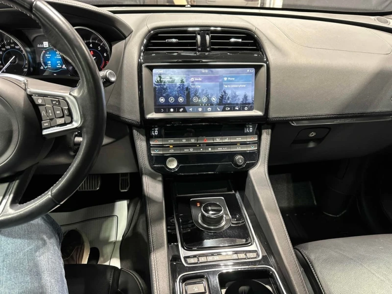 Jaguar F-PACE Prestige  CARFAX, снимка 9 - Автомобили и джипове - 53274560