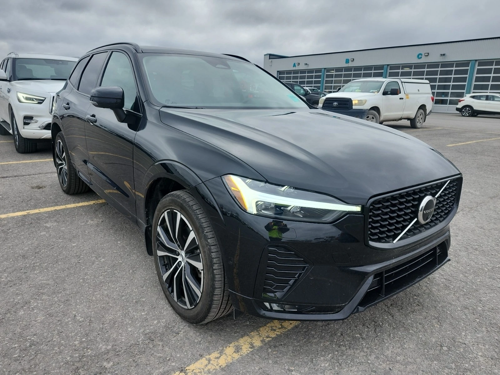 Volvo XC60 PLUS DARK THEME * * CARFAX * * АВТО КРЕДИТ * *  - изображение 2