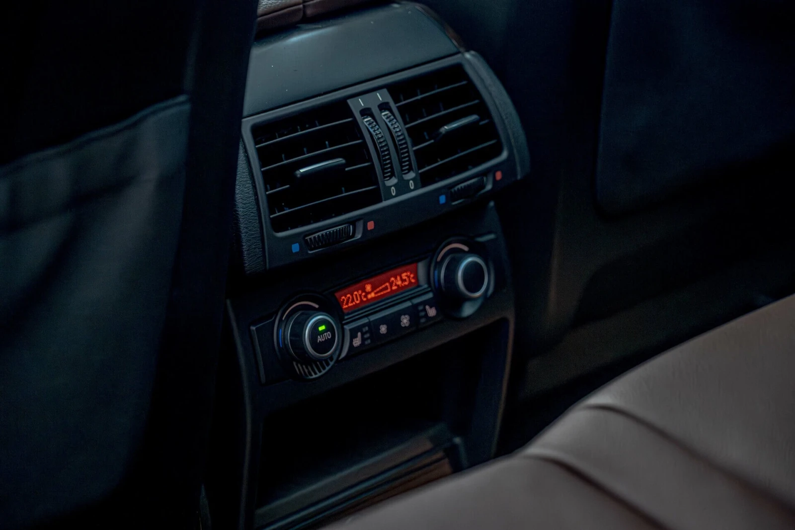 BMW X5 50i/HuD/Soft Close/Камера 180/Lane Assist/Панорама, снимка 16 - Автомобили и джипове - 53821406