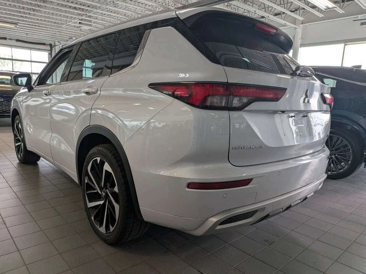 Mitsubishi Outlander Special Edition/GT   7pass CARFAX, снимка 4 - Автомобили и джипове - 54643649