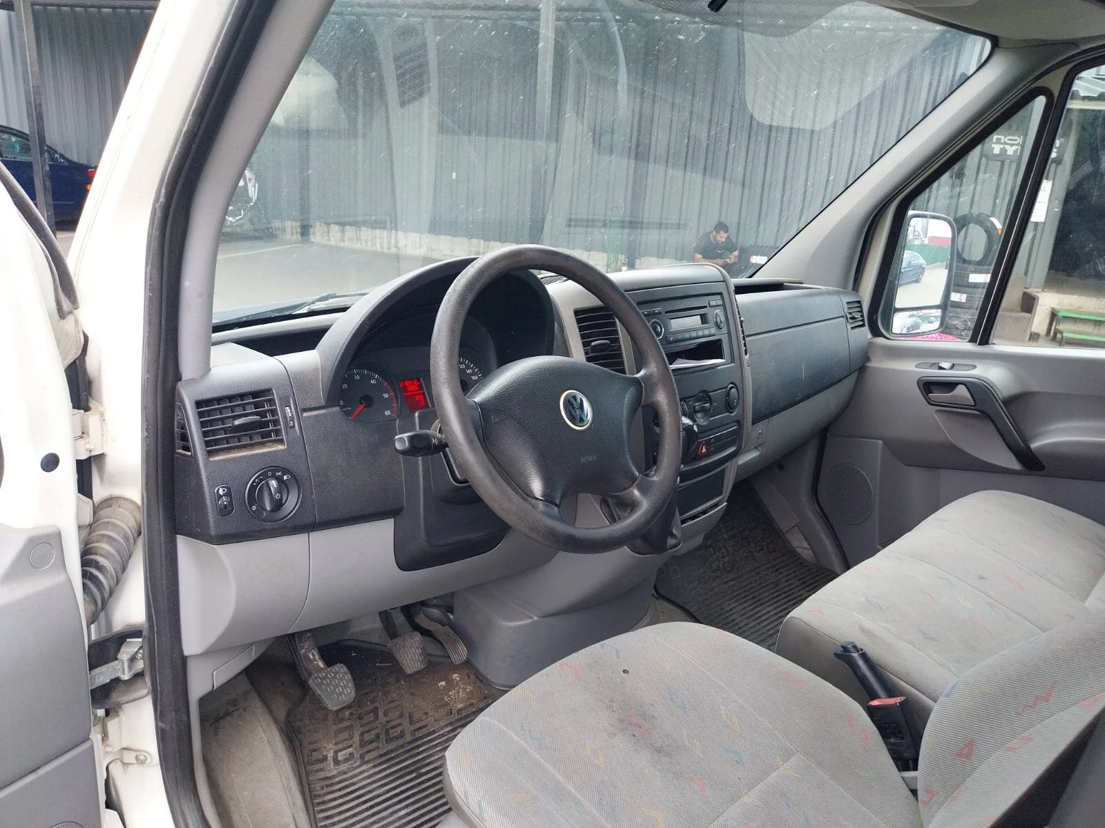 VW Crafter 2.5 TDI* 6 скорости, снимка 9 - Бусове и автобуси - 54789257