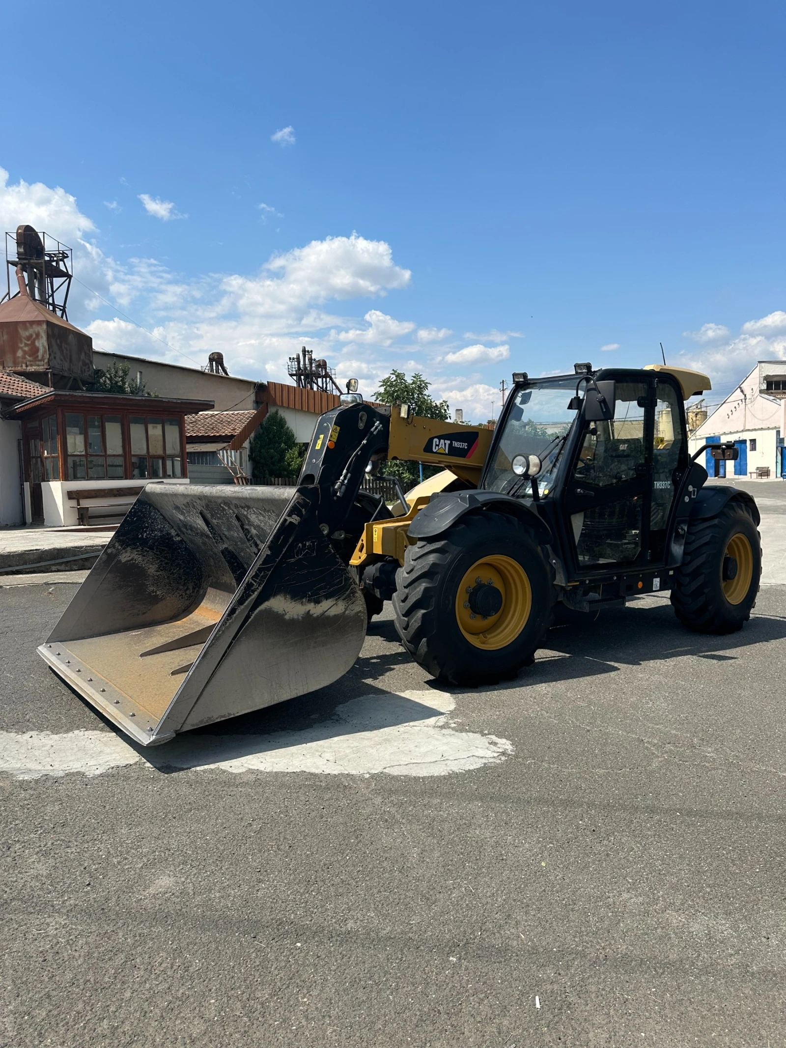 Телескопичен товарач Caterpillar TH337C