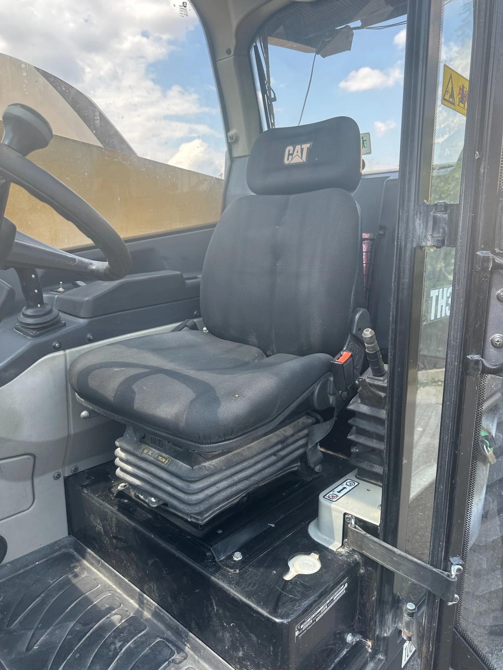 Телескопичен товарач Caterpillar TH337C, снимка 12 - Селскостопанска техника - 55672974