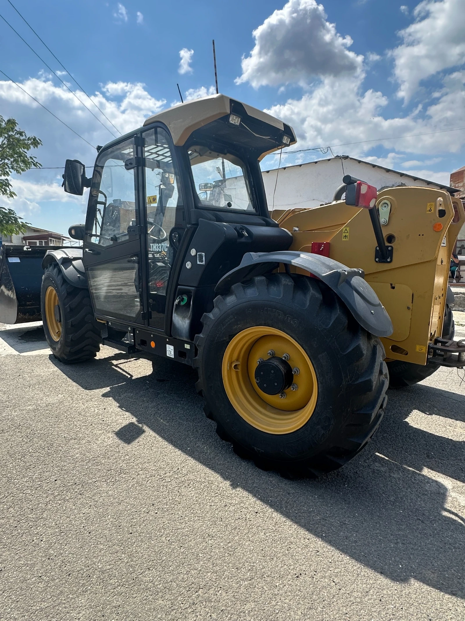 Телескопичен товарач Caterpillar TH337C, снимка 15 - Селскостопанска техника - 55672974
