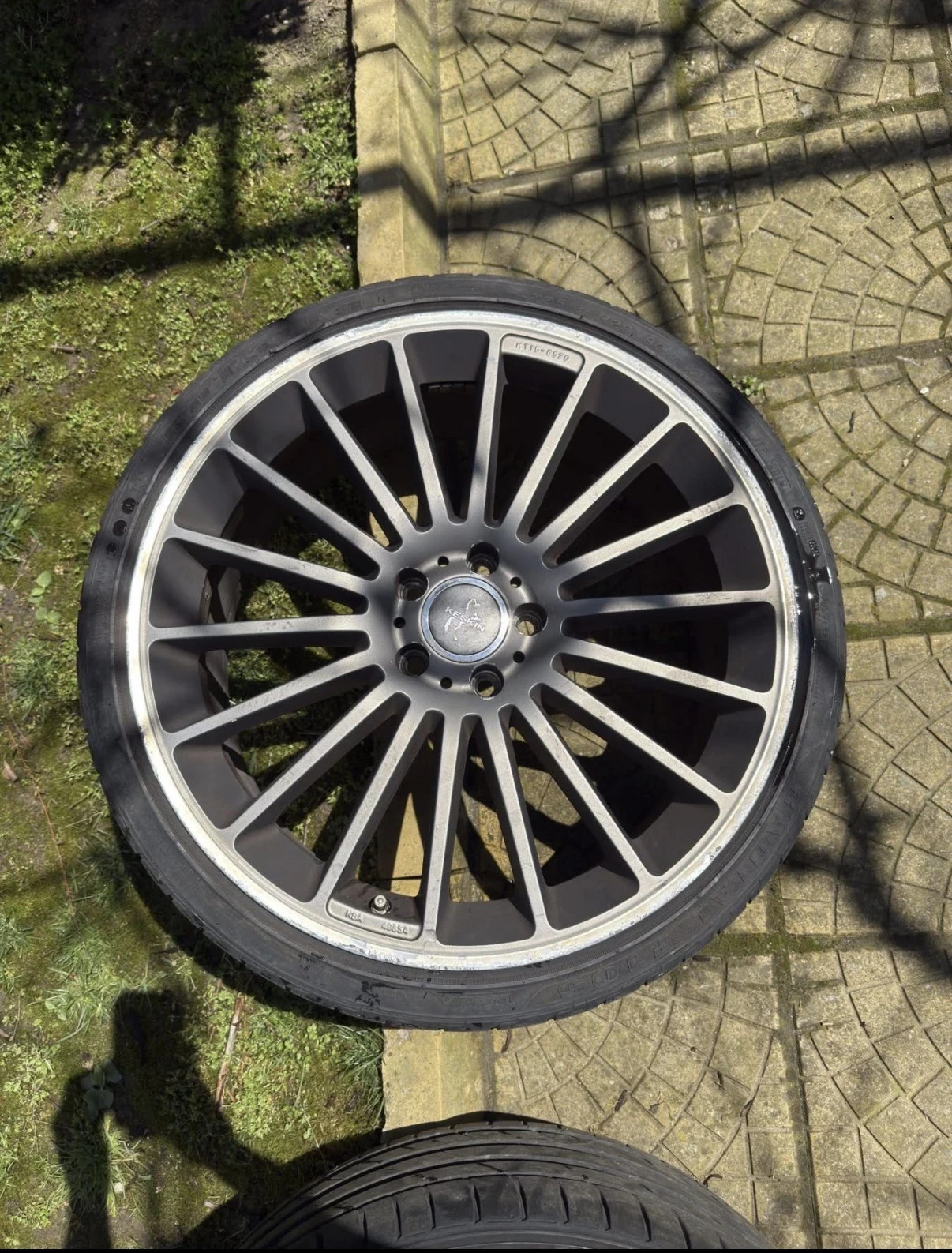 Гуми с джанти Kumho 225/35R20, снимка 7 - Гуми и джанти - 55977495