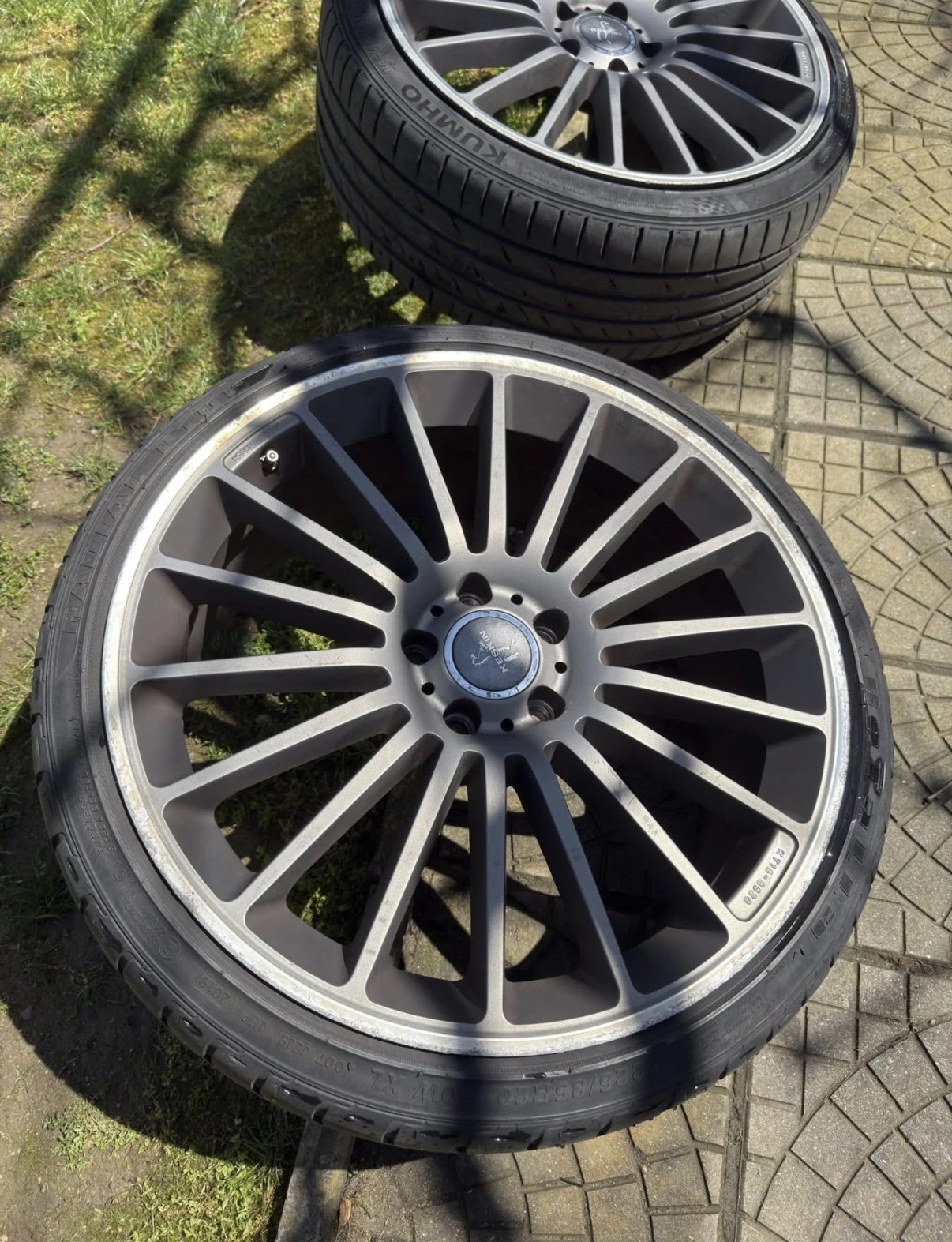 Гуми с джанти Kumho 225/35R20, снимка 3 - Гуми и джанти - 55977495