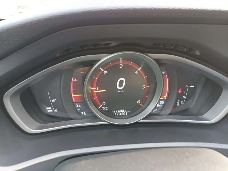 Volvo V40 R-DESIGN/D4/АВТОМАТ, снимка 14 - Автомобили и джипове - 52836542