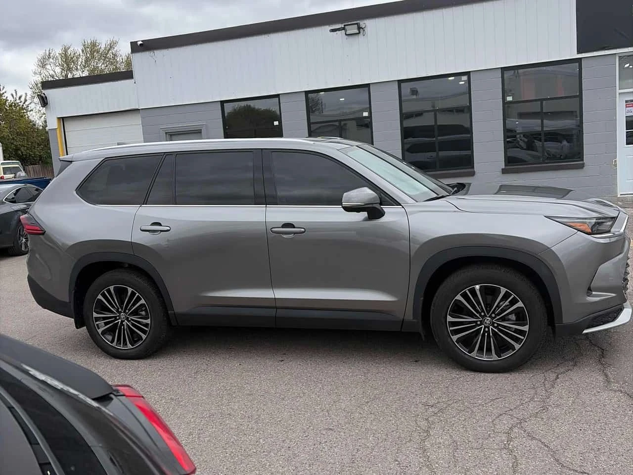 Toyota Grand Highlander Hybrid Platinum MAX| DISTRONIC| 360| ОБДУХ| ПАНО| , снимка 5 - Автомобили и джипове - 54609393