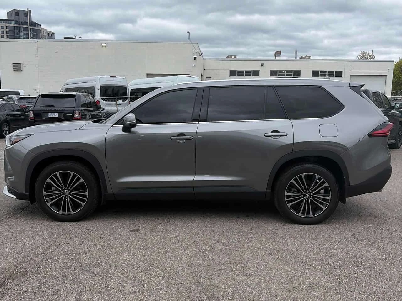 Toyota Grand Highlander Hybrid Platinum MAX| DISTRONIC| 360| ОБДУХ| ПАНО| , снимка 3 - Автомобили и джипове - 54609393