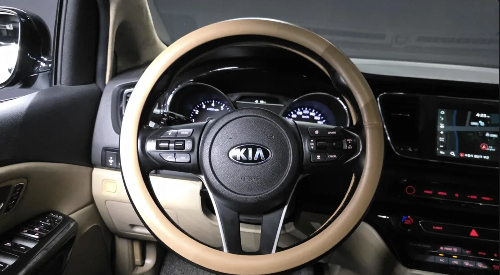 Kia Carnival HIGH LIMOUSINE/CUSTOM INTERIOR/ ULTRA LUXURY, снимка 8 - Автомобили и джипове - 54644267