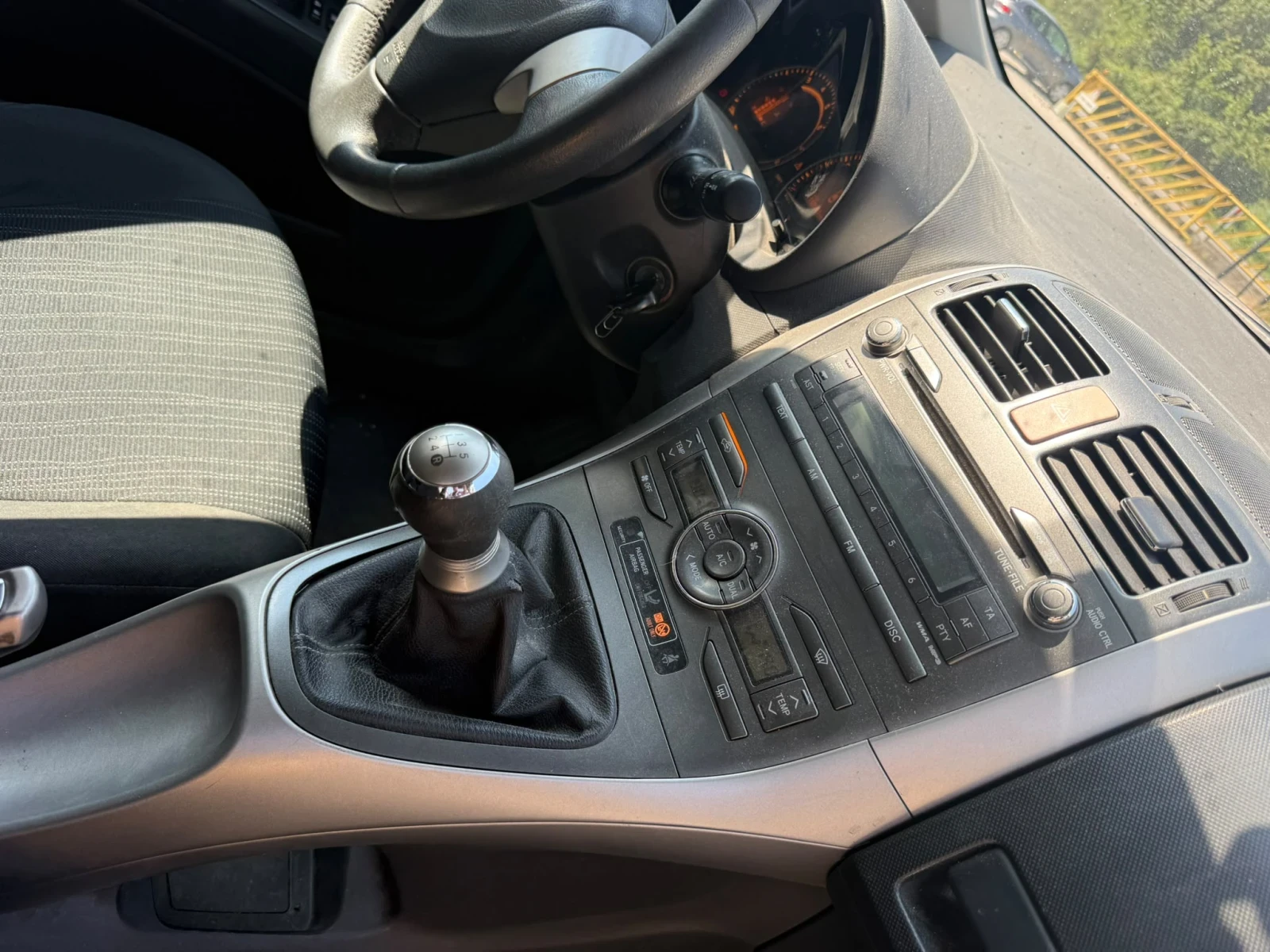 Toyota Auris 110000km..!!! 1.6 бенз..!!, снимка 8 - Автомобили и джипове - 55240420