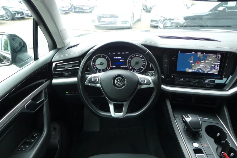 VW Touareg 231HP/4X4/CAM/LED/LANE/CARPLAY/330b, снимка 8 - Автомобили и джипове - 47688701