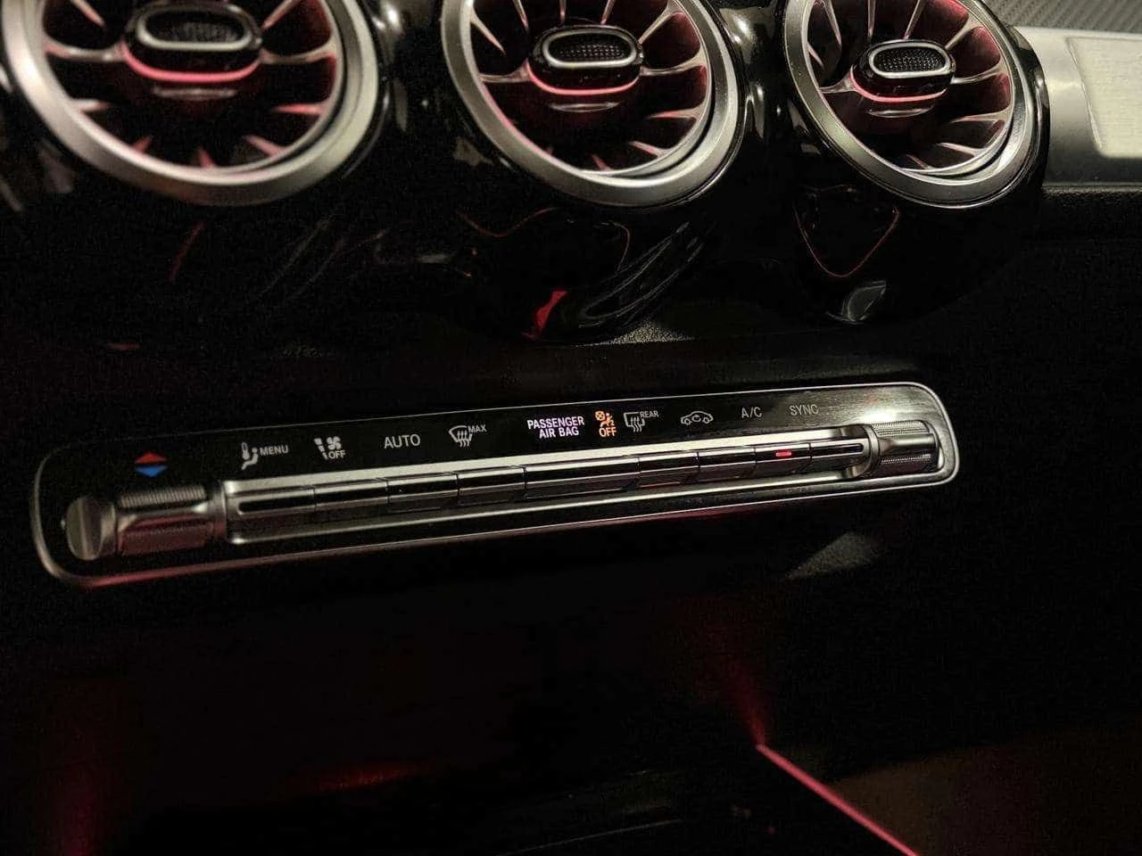 Mercedes-Benz GLB * 250 * Дистроник * 360 Камери * Цена до БГ * , снимка 17 - Автомобили и джипове - 53960945