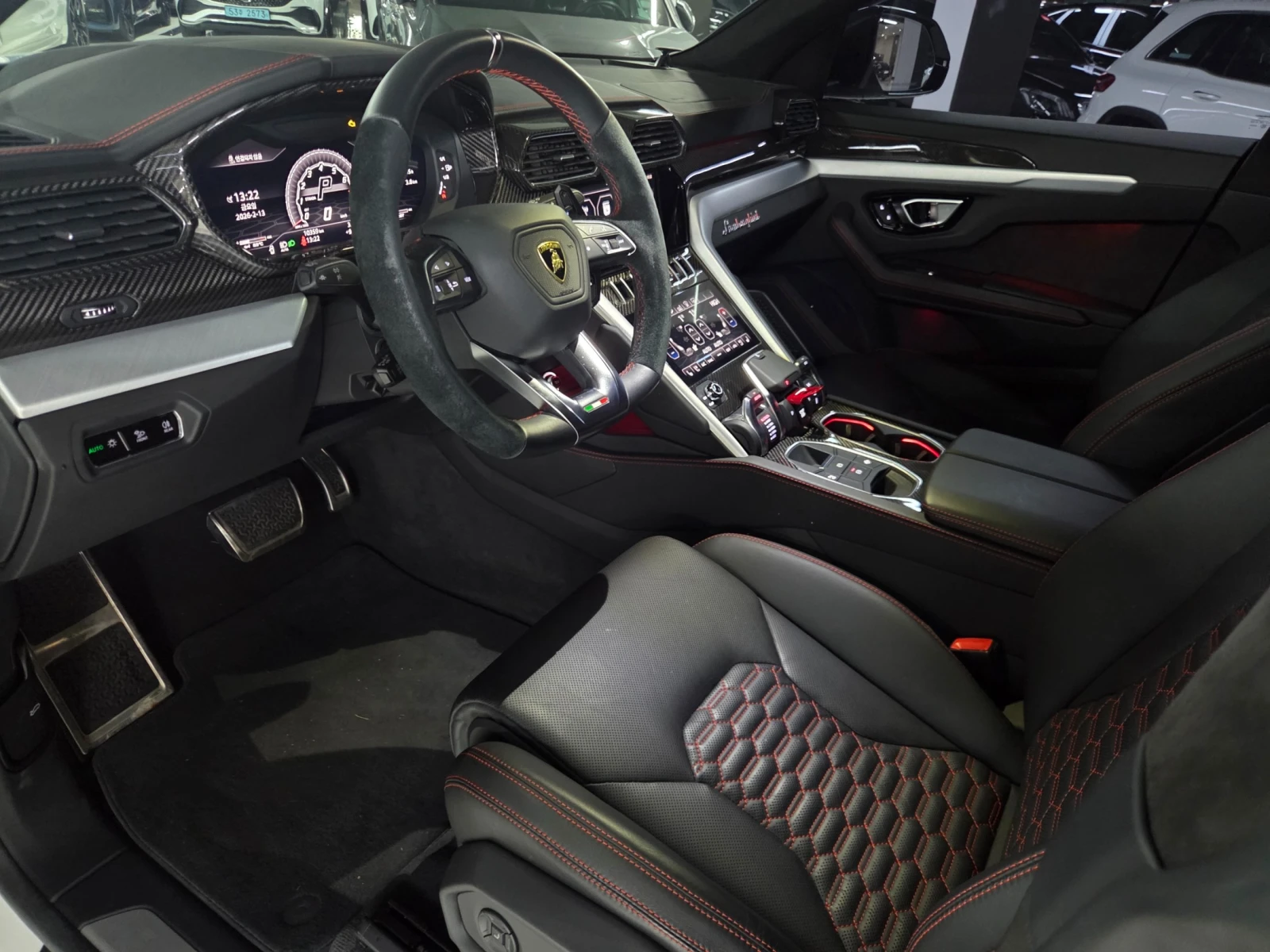Lamborghini Urus МАСАЖ* ЕЛ. БАГАЖНИК* ЛЮК* КРАЙНА ЦЕНА, снимка 9 - Автомобили и джипове - 55367161
