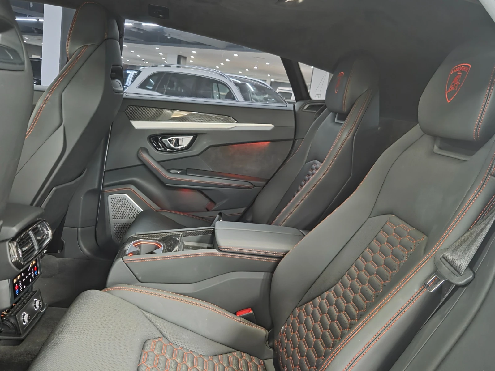 Lamborghini Urus МАСАЖ* ЕЛ. БАГАЖНИК* ЛЮК* КРАЙНА ЦЕНА, снимка 6 - Автомобили и джипове - 55367161