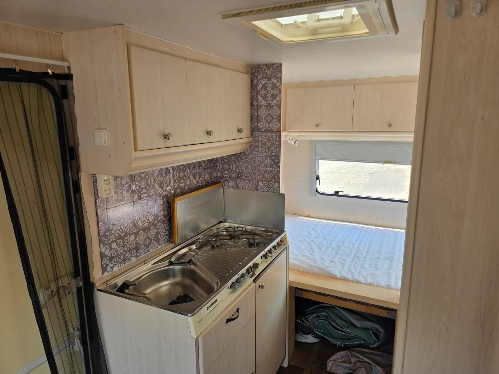 Каравана Adria DETHLEFFS 450 WC, снимка 13 - Каравани и кемпери - 55709146