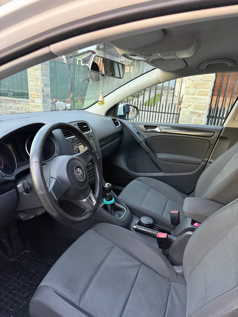VW Golf 1.6 TDI, снимка 7 - Автомобили и джипове - 52976210