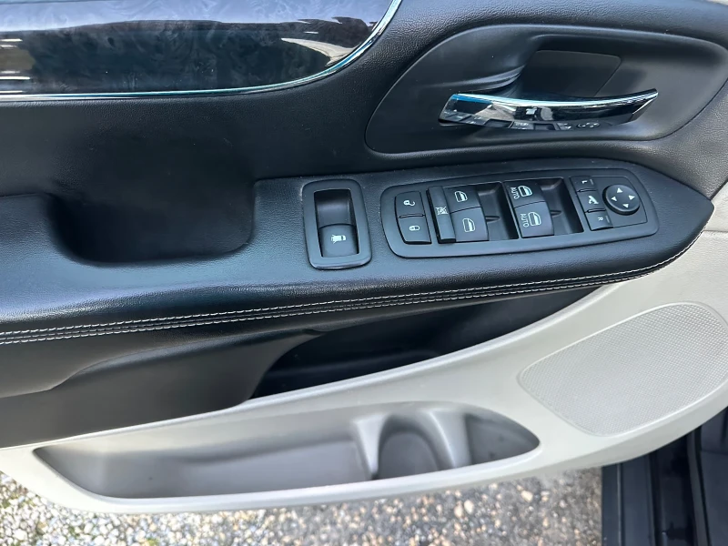 Lancia Voyager 2.8 CRD-163 k.s.-7 местен Автоматик, снимка 11 - Автомобили и джипове - 53115483