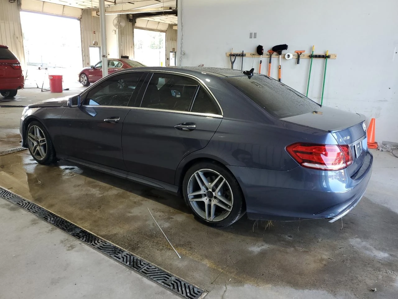 Mercedes-Benz E 350 4MATIC / LED фарове / Кожен салон / Подгрев / - изображение 2