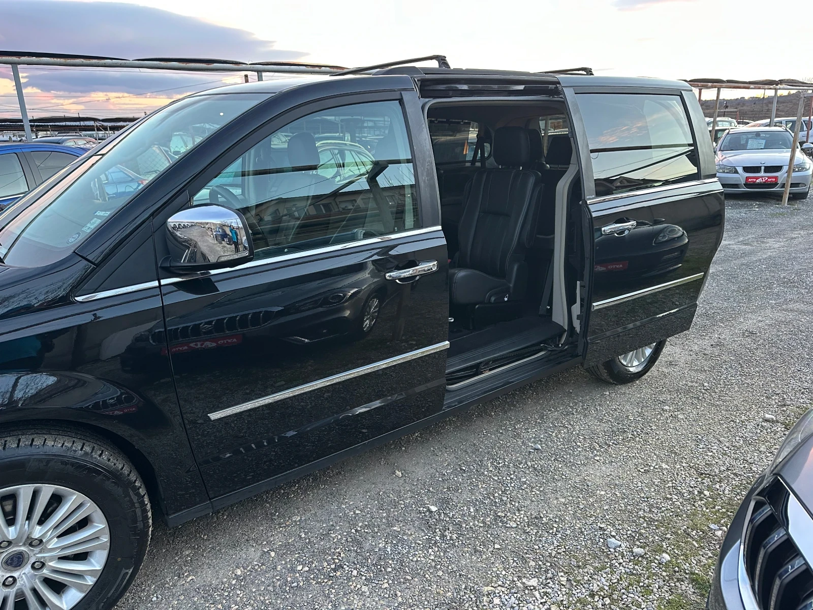 Lancia Voyager 2.8 CRD-163 k.s.-7 местен Автоматик - изображение 4