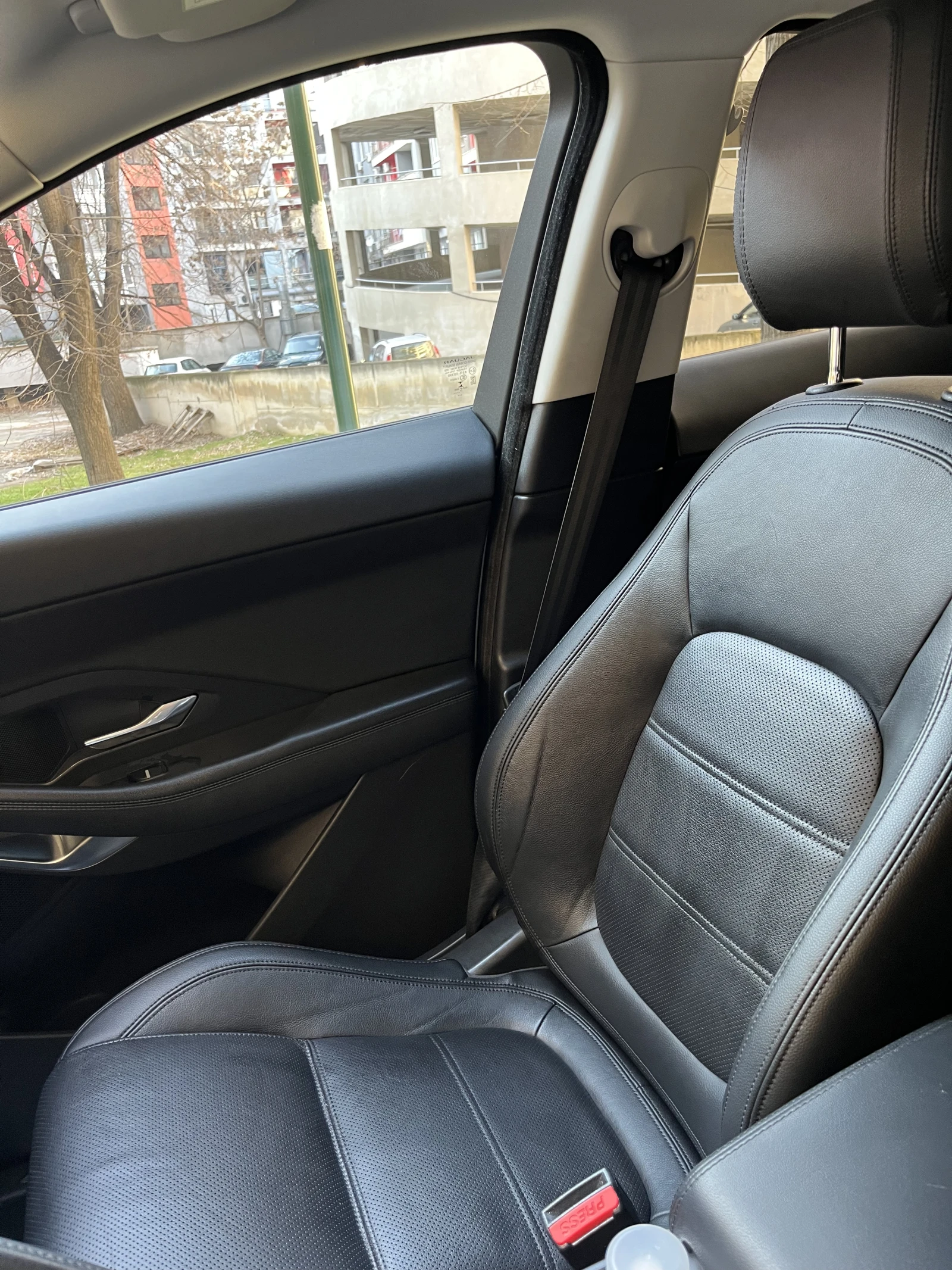 Jaguar E-pace Rdynamic 180D, снимка 11 - Автомобили и джипове - 53586492