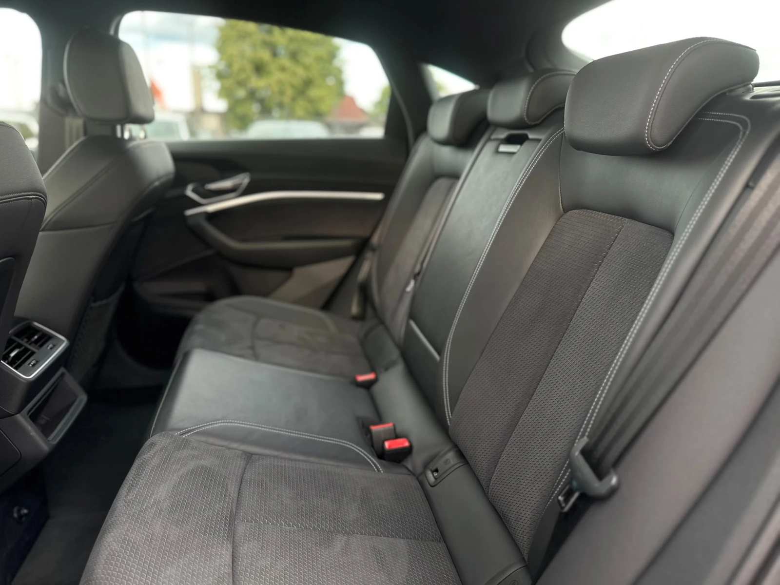 Audi E-Tron /SPORTBACK / S-LINE / 503HP / ГАРАНЦИЯ ДО 2031г./, снимка 11 - Автомобили и джипове - 55202012