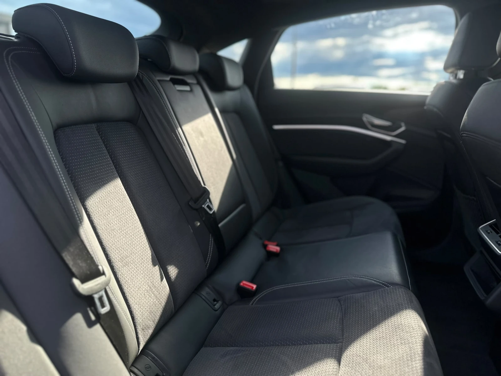 Audi E-Tron /SPORTBACK / S-LINE / 503HP / ГАРАНЦИЯ ДО 2031г./, снимка 13 - Автомобили и джипове - 55202012