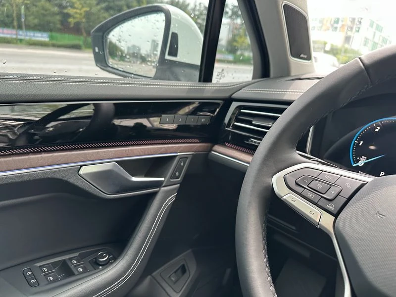 VW Touareg 3.0 Automatic, снимка 14 - Автомобили и джипове - 55730266