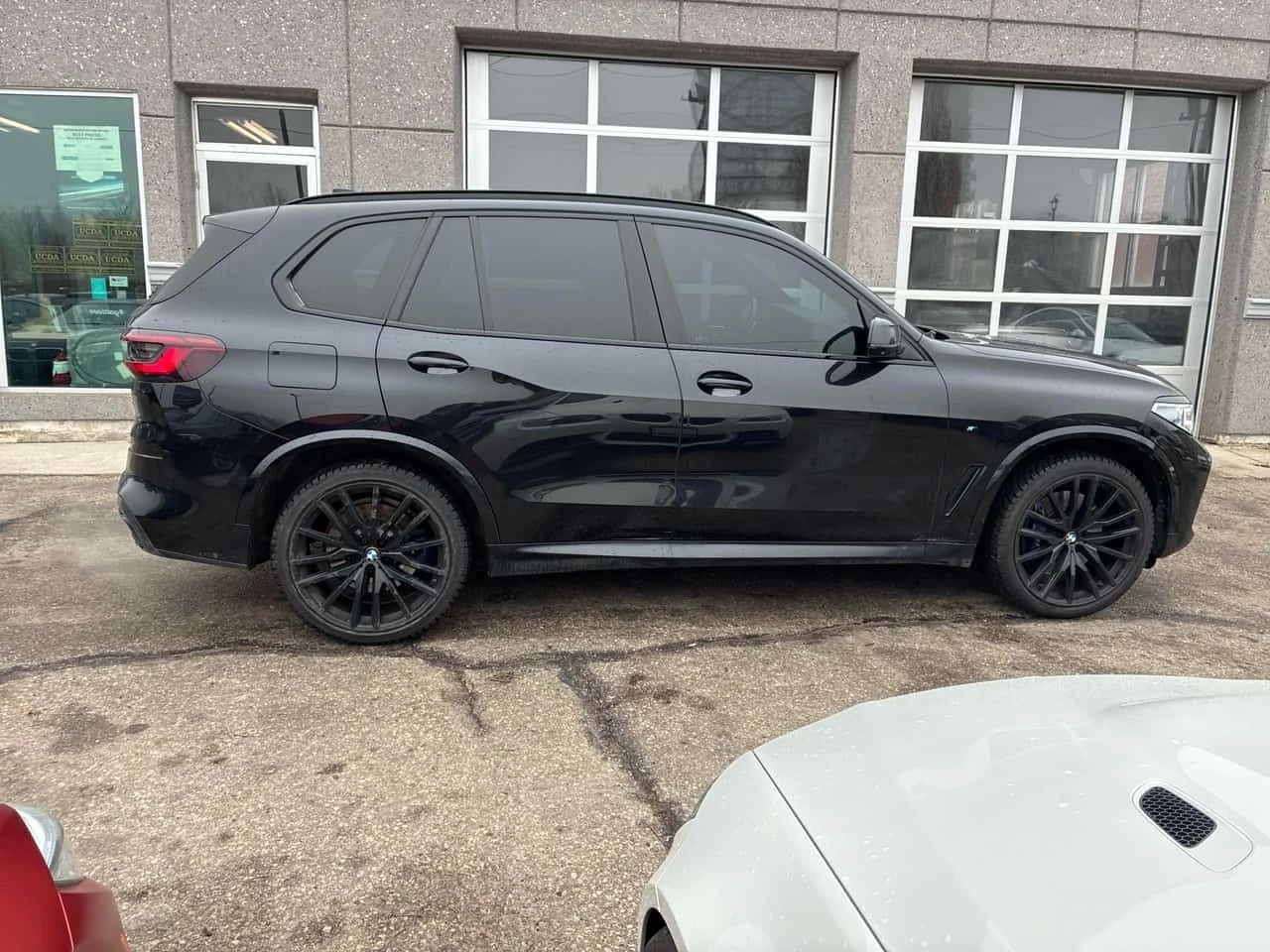 BMW X5 M50i XDRIVE * ДИСТРОНИК* 360 КАМЕРА* ОБДУХВАНЕ* , снимка 4 - Автомобили и джипове - 53930325