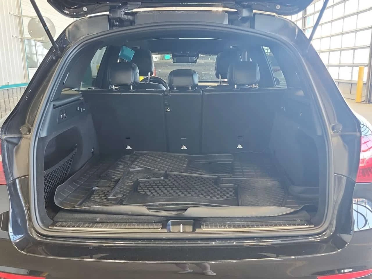 Mercedes-Benz GLC 63 AMG  S * 360* DISTRONIC* BUMERSTER * ПАНО * CARFAX, снимка 14 - Автомобили и джипове - 55193352