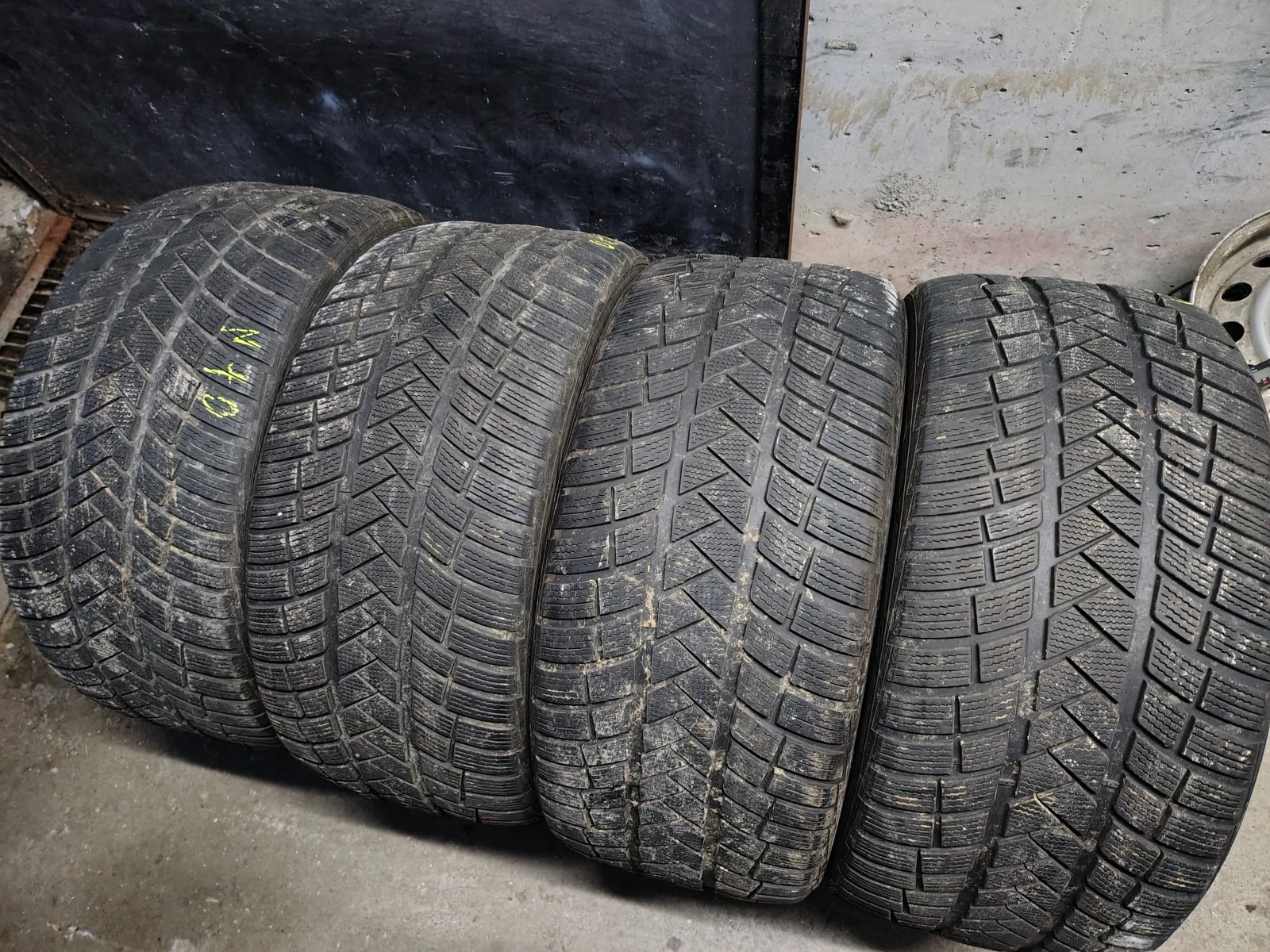 Гуми Зимни 295/35R21