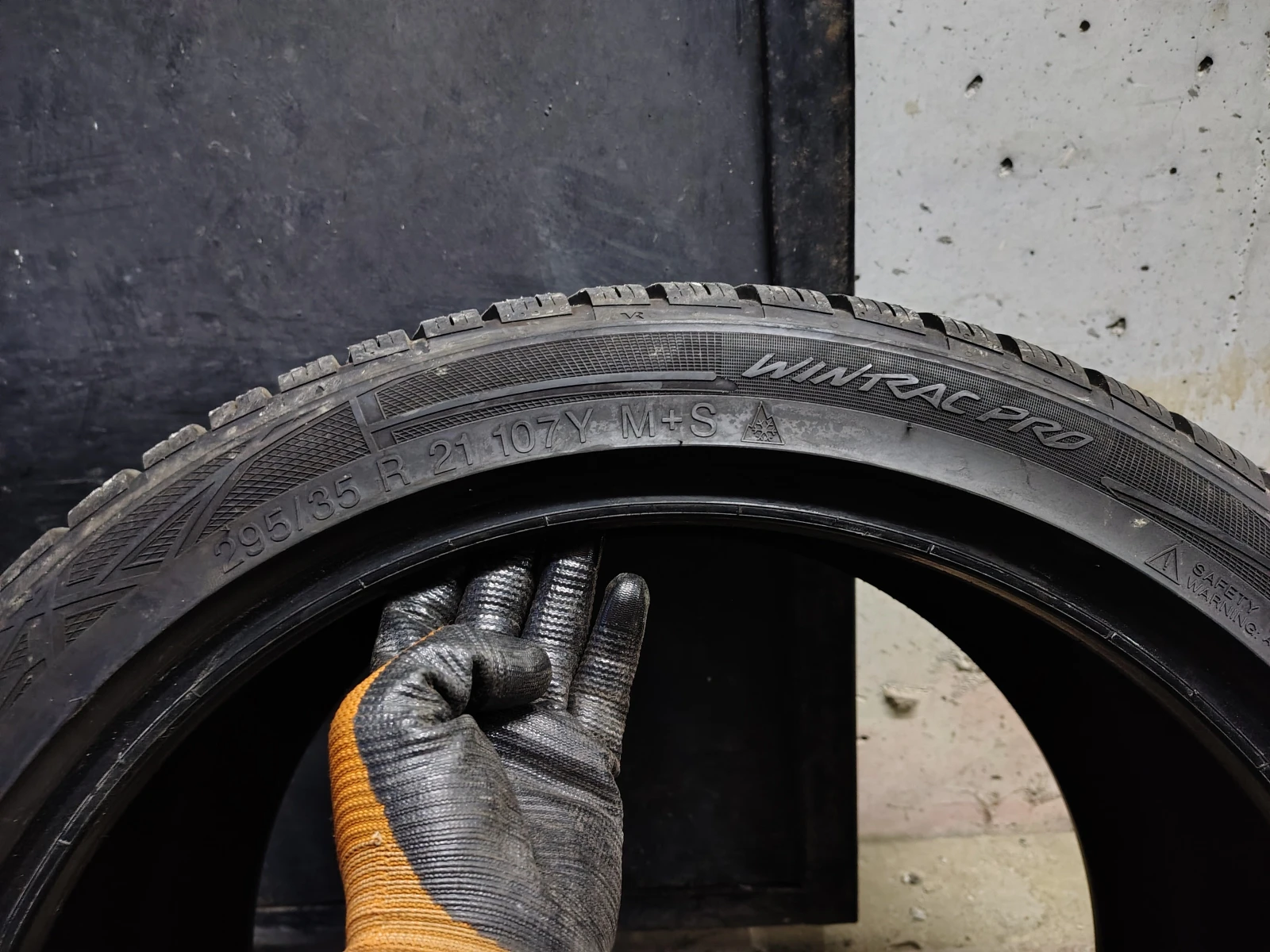 Гуми Зимни 295/35R21, снимка 7 - Гуми и джанти - 54089068