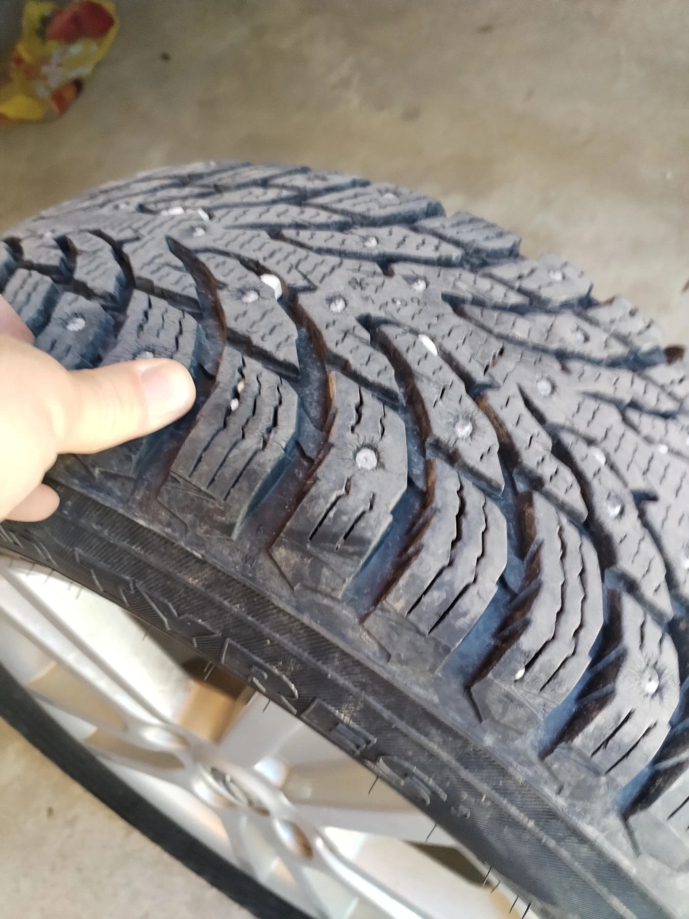 Гуми с джанти Nokian 215/65R16, снимка 2 - Гуми и джанти - 54577199