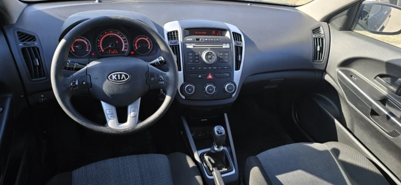 Kia Ceed 1.6CRDI, снимка 12 - Автомобили и джипове - 49234907