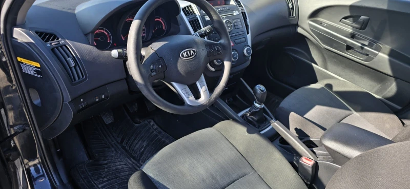 Kia Ceed 1.6CRDI, снимка 7 - Автомобили и джипове - 49234907