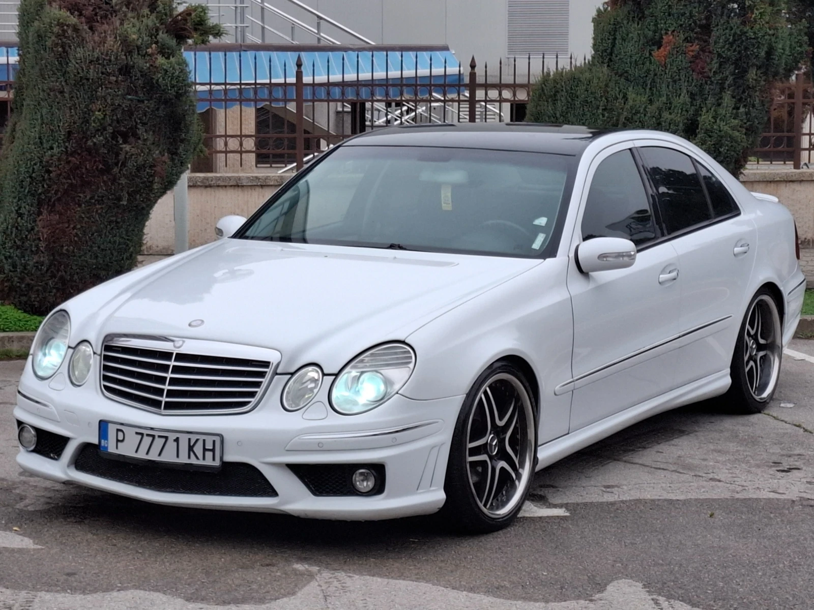 Mercedes-Benz E 220 2.2CDI * AVANTGARD * AMG ПАКЕТ *  - изображение 2